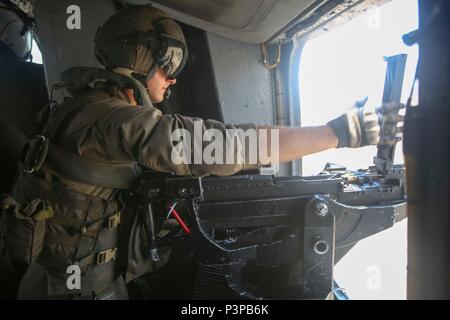 160720-M-KK554-062 Forze di Difesa Israeliane National Training Centre, Israele (20 luglio 2016) UN U.S. Marino Marini con mezzo squadrone Tiltrotor 264 (rinforzato), 22 Marine Expeditionary Unit (MEU) ricarica il suo GAU-21 .calibro 50 pistola della macchina all'interno di un CH-53E Super Stallion elicottero Luglio 20, 2016 durante il nobile Shirley 16, un accordo bilaterale in materia di esercizio con le Forze di Difesa Israeliane. Xxii MEU, distribuito con la Vespa Anfibia Gruppo pronto, sta conducendo operazioni navali negli Stati Uniti Sesta flotta area di operazioni a sostegno degli Stati Uniti per gli interessi di sicurezza nazionali in Europa. (U.S. Marine Corps foto di S Foto Stock