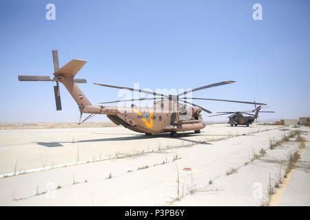 160720-M-KK554-186 Forze di Difesa Israeliane National Training Centre, Israele (20 luglio 2016) Due CH-53D Sea Stallion elicotteri dalle Forze di Difesa Israeliane preparare per il volo con gli Stati Uniti Marines dal mezzo marino Tiltrotor Squadron 264 (rinforzato), 22 Marine Expeditionary Unit (MEU), 20 luglio 2016, durante il nobile Shirley 16, un accordo bilaterale in materia di esercizio tra le forze armate. Xxii MEU, distribuito con la Vespa Anfibia Gruppo pronto, sta conducendo operazioni navali negli Stati Uniti Sesta flotta area di operazioni a sostegno degli Stati Uniti per gli interessi di sicurezza nazionali in Europa. (U.S. Marine Corps foto di Sgt Foto Stock