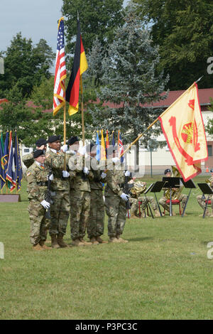 ANSBACH, Germania (21 luglio 2016) - Il colore guard sorge sul campo di atletica a caserma Barton qui lunedì durante gli Stati Uniti Presidio militare di Ansbach modifica del comando cerimonia. Col. Christopher M. Benson rinunciato garrison comando, e Col. Benjamin C. Jones ha assunto il comando. Foto Stock