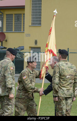 ANSBACH, Germania (21 luglio 2016) - Il colore guard sorge sul campo di atletica a caserma Barton qui lunedì durante gli Stati Uniti Presidio militare di Ansbach modifica del comando cerimonia. Col. Christopher M. Benson rinunciato garrison comando, e Col. Benjamin C. Jones ha assunto il comando. Foto Stock