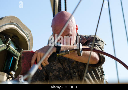 Sgt. 1. Classe Clayton Felton, un motore sergente, con l'1-163rd combinato battaglione di armi dal Montana esercito Guardia Nazionale si abbassa di un coperchio di motore su un combattimento Bradley veicolo presso il rumeno di forze terrestri Combat Training Center in Cincu, Romania, 22 luglio 2016. Soldati con la 1-163rd sosterrà la 116Brigata di cavalleria del Team di combattimento da Boise, Idaho durante il multi-nazionale esercizio Saber Guardian, una multinazionale di esercitazione militare che coinvolge circa 2.800 militari provenienti da dieci nazioni tra cui l'Armenia, Azerbaigian, Bulgaria, Canada, Georgia, Moldavia, Polonia, Romania, Turchia, Ukrai Foto Stock