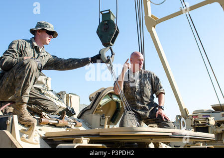 Sgt. 1. Classe Clayton Felton, un motore sergente, e SPC. Il Maresciallo di Devin, una piccola bracci riparatore di artiglieria, con l'1-163rd combinato battaglione di armi dal Montana esercito nazionale Guard usare il paranco su un M-88 Hercules in posizione il coperchio del motore di un combattimento Bradley veicolo presso il rumeno di forze terrestri Combat Training Center in Cincu, Romania, 22 luglio 2016. Soldati con la 1-163rd sosterrà la 116Brigata di cavalleria del Team di combattimento da Boise, Idaho durante il multi-nazionale esercizio Saber Guardian, una multinazionale di esercitazione militare che coinvolge circa 2.800 militari provenienti da dieci nazioni Foto Stock