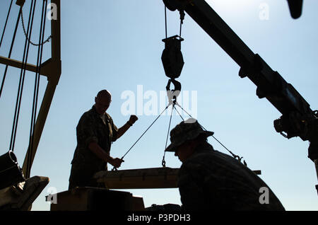 Sgt. 1. Classe Clayton Felton, un motore sergente, e SPC. Il Maresciallo di Devin, una piccola bracci riparatore di artiglieria, con l'1-163rd combinato battaglione di armi dal Montana Army National Guard per utilizzare un dispositivo di sollevamento per posizionare il coperchio del motore di un combattimento Bradley veicolo presso il rumeno di forze terrestri Combat Training Center in Cincu, Romania, 22 luglio 2016. Soldati con la 1-163rd sosterrà la 116Brigata di cavalleria del Team di combattimento da Boise, Idaho durante il multi-nazionale esercizio Saber Guardian, una multinazionale di esercitazione militare che coinvolge circa 2.800 militari provenienti da dieci nazioni tra cui Armenia, Aze Foto Stock