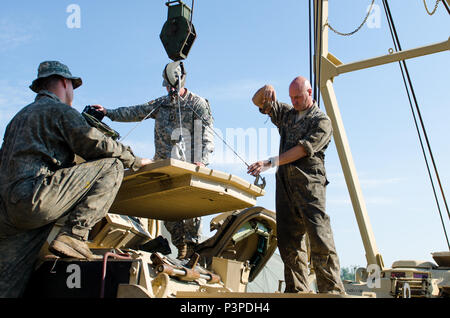 Sgt. 1. Classe Clayton Felton, un motore sergente, e SPC. Il Maresciallo di Devin, una piccola bracci riparatore di artiglieria, con l'1-163rd combinato battaglione di armi dal Montana esercito Guardia Nazionale e la SPC. Jade Parsons, un medic con 116Brigata Battaglione di supporto da Idaho esercito Guardia Nazionale da Boise, Idaho fissare un coperchio di motore su un combattimento Bradley veicolo presso il rumeno di forze terrestri Combat Training Center in Cincu, Romania, 22 luglio 2016. Soldati con la 1-163rd sosterrà la 116Brigata di cavalleria del Team di combattimento da Boise, Idaho durante il multi-nazionale esercizio Saber Guardian, una multinazionale militar Foto Stock