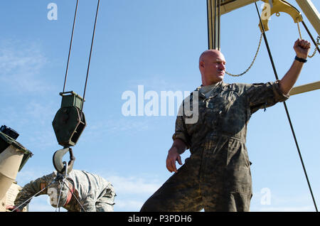 Sgt. 1. Classe Clayton Felton, un motore sergente, con l'1-163rd combinato battaglione di armi dal Montana esercito Guardia Nazionale si abbassa di un coperchio di motore su un combattimento Bradley veicolo presso il rumeno di forze terrestri Combat Training Center in Cincu, Romania, 22 luglio 2016. Soldati con la 1-163rd sosterrà la 116Brigata di cavalleria del Team di combattimento da Boise, Idaho durante il multi-nazionale esercizio Saber Guardian, una multinazionale di esercitazione militare che coinvolge circa 2.800 militari provenienti da dieci nazioni tra cui l'Armenia, Azerbaigian, Bulgaria, Canada, Georgia, Moldavia, Polonia, Romania, Turchia, Ukrai Foto Stock