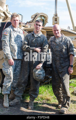 Da destra a sinistra. Spc. Jade Parsons, un medic con 116Brigata Battaglione di supporto da Idaho esercito Guardia Nazionale da Boise, Idaho. Spc. Il Maresciallo di Devin, una piccola bracci riparatore di artiglieria, Sgt. 1. Classe Clayton Felton, un motore sergente con l'1-163rd combinato battaglione di armi dal Montana Army National Guard per prendersi una pausa dalla manutenzione preparatorie presso il rumeno di forze terrestri Combat Training Center in Cincu, Romania, 22 luglio 2016. Soldati con la 1-163rd sosterrà la 116Brigata di cavalleria del Team di combattimento da Boise, Idaho durante il multi-nazionale esercizio Saber Guardian, una multinazionale milita Foto Stock