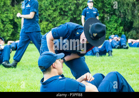 NEW LONDON, Conn. -- Terza classe Cadetti presso l'U.S. Coast Guard Academy partecipare a una settimana di corso di formazione con il capo può reclutare i comandanti di compagnia durante la settimana del centenario, 8 maggio 2017. Questi terzi di classe Cadetti diventerà il comando cadre per la classe in arrivo del 2018. Stati Uniti Coast Guard foto dai Sottufficiali di terza classe Nicole Barger. Foto Stock