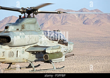 Un AH-1Z Viper con Marine Attacco leggero elicottero Squadron (HMLA) 469 partecipa a un vicino-aria esercizio di supporto durante la formazione integrata Esercizio (ITX) 3-17 al Marine Corps Air Ground Centro di combattimento ventinove Palms, California, il 8 maggio. ITX è un combinato di bracci di esercizio delle unità di abilitazione attraverso 3 aeromobili Marina Wing per operare come un aereo elemento di combattimento integrato con terreno e logistica degli elementi di combattimento come Marine aria-terra task force. Più di 650 marines e 27 aerei con 3° MAW sono di supporto ITX 3-17. Foto Stock