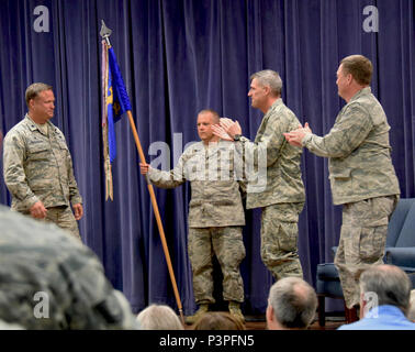 Nuovo Castello Air National Guard BASE, Del.- Lt. Col. Lynn Robinson Jr., assume il comando come il 166gruppo Manutenzione Commander il 7 maggio 2017. Foto Stock