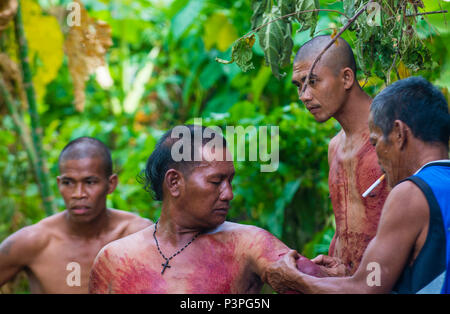 Filippino uomini hanno colpito themselve il Venerdì Santo al cimitero di Gasan, Marinduque Island, Filippine Foto Stock