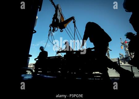 160722-N-EH218-282 OCEANO PACIFICO (Luglio 22, 2016) - i marinai a bordo guidato-missili cruiser USS Mobile Bay (CG 53) preparare per il trasferimento dei pallet durante la conduzione di un rifornimento collegato in mare con i militari Sealift Command (MSC) fast combattere la nave appoggio USNS Ranieri (T-AOE 7) durante il cerchio del Pacifico 2016. Venti-sei nazioni, più di 40 navi e sottomarini, più di 200 aerei e 25.000 personale partecipano RIMPAC dal 30 giugno al 4 agosto, in e intorno alle Isole Hawaii e la California del Sud. Il più grande del mondo marittimo internazionale esercitazione RIMPAC fornisce un onu Foto Stock