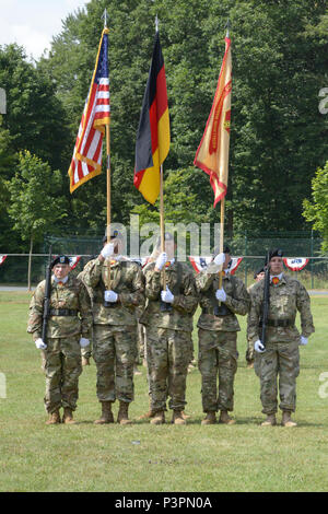 ANSBACH, Germania (21 luglio 2016) - Il colore guard sorge sul campo di atletica a caserma Barton qui lunedì durante gli Stati Uniti Presidio militare di Ansbach modifica del comando cerimonia. Col. Christopher M. Benson rinunciato garrison comando, e Col. Benjamin C. Jones ha assunto il comando. Foto Stock