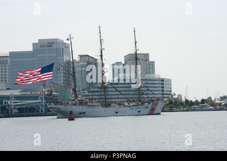 Il USCGC Eagle (WIX 327) arriva a Norfolk, Virginia, luglio 22, 2016. L'Aquila equipaggio ormeggiate le Tall Ship a Otter ormeggio al punto città parco sul Waterside Drive. (U.S. Coast Guard foto di Sottufficiali di seconda classe Nate Littlejohn) Foto Stock