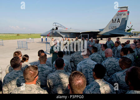 California Air National Guard Il Mag. Gen. Jon Kelk, sia la mobilitazione ANG assistant per gli Stati Uniti Forze aeree in Europa/Forze Aeree in Africa il comandante e il comandante, capo del personale della CANG, parla agli aviatori assegnato all'Expeditionary 194th Fighter Squadron nella parte anteriore di un Massaschusetts Air National Guard F-15C Eagle fighter aircraft assegnato alla 104th Fighter Wing, Barnes ANG Base, Massachusetts, durante il Romanian Air force 71st Air Base di air show e open house a Campia Turzii, Romania, 23 luglio, 2016. La manifestazione aerea ha avuto luogo durante la metà della 194th EFS' sei-mese Foto Stock