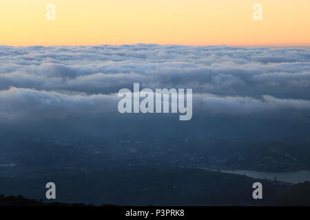 Nuvole sulla città di Nuwara-Eliya, Sri Lanka Foto Stock