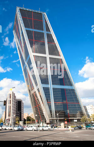 Torri di Puerta de Europa, costruito nel 1996, sono il primo inclinato grattacieli in tutto il mondo. Madrid, Spagna Foto Stock