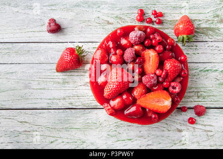 Strawberry Cheesecake su un bianco rustico tavolo in legno Foto Stock