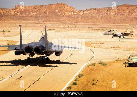 Un F-15E Strike Eagle assegnato alla 494th Fighter Squadron, Royal Air Force Lakenheath, Inghilterra, taxi per la pista a sostegno dell'esercizio Juniper Falcon 8 Maggio a Uvda Air Base, Israele. Il ginepro Falcon 17 rappresenta la combinazione di vari bi-componente laterale/ Difesa israeliano esercizi di forza che sono state eseguite annualmente a partire dal 2011. Questi esercizi sono stati combinati per aumentare la formazione congiunta di opportunità e di capitalizzare sui mezzi di trasporto e le efficienze di costo ottenuto aggregando le forze. Foto Stock