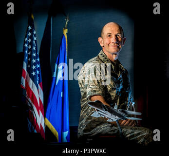 Gen. James M. 'Mike' Holmes, Commander, il combattimento aereo il comando nel suo ufficio a base comune Langley-Eustis in Hampton, Virginia, possono. 8, 2017. Come comandante, Holmes è responsabile dell'organizzazione, formazione, allestimento e manutenzione di combattimento e le forze pronte per la distribuzione rapida e l'occupazione, garantendo al contempo strategico di forze di difesa aerea sono pronti a rispondere alle sfide del tempo di pace della sovranità sullo spazio aereo e la difesa di guerra. Egli sovrintende 94.000 militari e civili a 34 ali che operano più di 1300 aeromobile diffondersi tra 19 basi e 70 sedi operative in tutto il mondo. Foto Stock