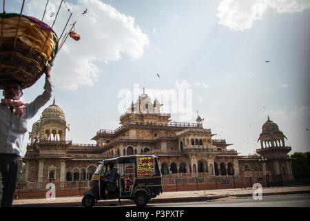 Royal Albert Hall Museo, un tuk tuk, persone, India Foto Stock