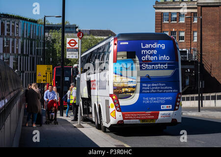 La National Express Coach prelevare i passeggeri alla stazione di Paddington sulla strada per l'aeroporto di Stansted di Londra, Inghilterra, Regno Unito Foto Stock