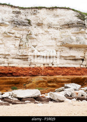 Il famoso Hunstanton Red Rock sequenza con recenti cade sulla scogliera di gesso bianco. Foto Stock