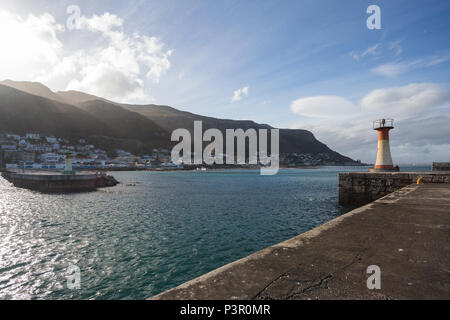 Vista orizzontale di ingresso al porto porto da parete con luce di leader di babordo e tribordo beacon concetto di guida e sicurezza Kalk Bay Foto Stock