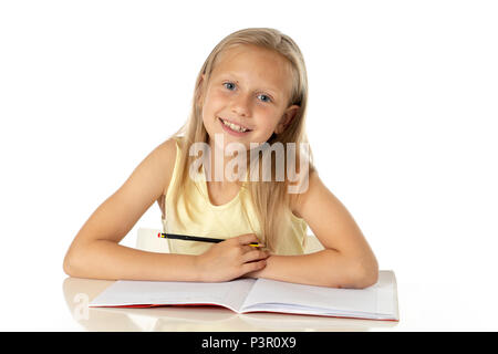 Istruzione a home concetto carino giovane poco bionda ragazza caucasica studiare o completare il lavoro a casa sul tavolo da studio con la pila di libri, prigioniero educativa Foto Stock