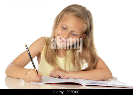 Istruzione a home concetto carino giovane poco bionda ragazza caucasica studiare o completare il lavoro a casa sul tavolo da studio con la pila di libri, prigioniero educativa Foto Stock