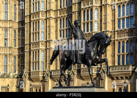 Statua equestre di Richard Coeur de Lion contro il Palazzo di Westminster pareti in Palazzo Vecchio Cantiere, Londra. Foto Stock