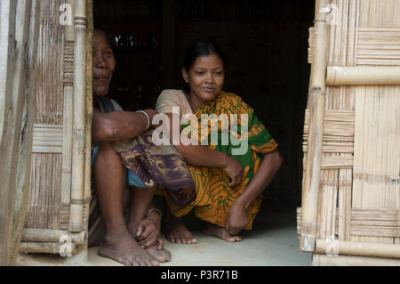 Un tribale garo famiglia a Bakshiganj. Jamalpur, Bangladesh. Foto Stock