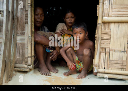 Un tribale garo famiglia a Bakshiganj. Jamalpur, Bangladesh. Foto Stock