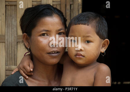 Un tribale garo madre e figlio a Bakshiganj. Jamalpur, Bangladesh. Foto Stock