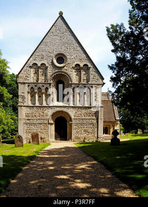 Il fronte ovest della bella chiesa normanna nel West Norfolk villaggio di Castle Rising. Foto Stock
