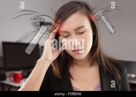 Sottolineato esaurito donna asiatica avente forte cefalea da tensione presso l'ufficio. Thailandia le persone che soffrono di dolori di testa emicrania. Sensazione di pressione e stres Foto Stock