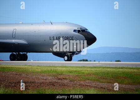 Una KC-135R Stratotanker dal 134Air Refuelling Wing taxi durante un esercizio a McGhee Tyson ANG Base, Tennessee. Foto Stock