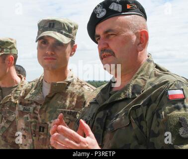 TRZEBIEN, Polonia - Il Mag. Gen. Jaroslaw Mika, comandante della xi Lubuska blindato di divisione di cavalleria, Esercito Polacco, parla con il cap. Colin Baggs, comandante della società D, 3 bracci combinato battaglione, sessantanovesima Armor reggimento, terza divisione di fanteria, durante un live fire esercitazione in Trzebien, Polonia, 19 luglio. I soldati di D Co., 3a Bn., braccio 69a. Rgmt., sparato giavellotto missili anticarro e M136 A4 anti-serbatoio armi durante l'evento, che include anche il supporto dal fuoco beni dall'esercito polacco. L'esercizio ha favorito l'interoperabilità tra gli Stati Uniti e il polacco forze come parte di Operazione Atlantic Foto Stock