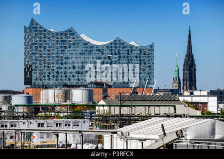 Elbphilharmonie, il campanile di San Nicola' e impianti portuali ad Amburgo, Germania, Europa, Kirchturm von San Nikolai und Hafenanlagen ad Amburgo, D Foto Stock