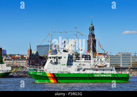 Parata di introduzione in occasione dell anniversario del porto con la dogana di incrociatori Borkum in Amburgo, Germania, Europa Einlaufparade zum Hafengebu Foto Stock