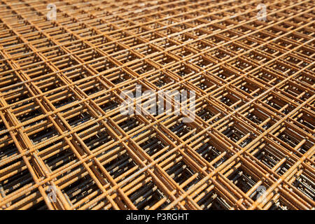 Maglia di filo di tondi per cemento armato in acciaio per cemento armato - Rebar filo di rinforzo di costruzione. Anima di rinforzo di acciaio bar texture in cantiere. I tondini di ferro. Foto Stock