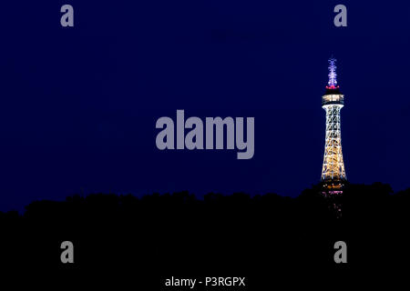 Petrin Lookout Tower di Praga di notte Foto Stock