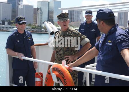 Il Mag. Gen. James Hartsell, capo del personale, U.S. Pacifico Comando, parla con posteriore Adm. Vincent Atkins, commander, Coast Guard XIV distretto, a bordo USCGC Morgenthau WHEC (722) Luglio 20, 2016. Hartsell visita di Morgenthau era un professionista di scambio tra gli Stati Uniti Guardia costiera e pacifico comando che agiscono cooperativamente nell area del Pacifico di responsabilità. (U.S. Coast Guard foto di alfiere Brandon Newman/rilasciato) Foto Stock