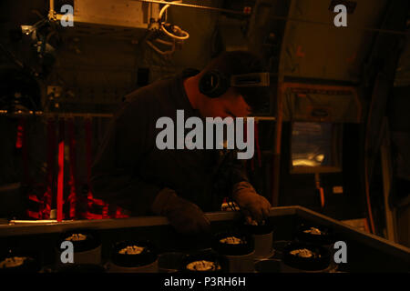 160726-M-ND832-006 Marine Corps base HAWAII, Hawaii (26 luglio 2016) - Sgt. Brian Surels ispeziona razzi di segnalazione prima che siano utilizzati per illuminare il cielo a Marine Corps base Hawaii, Hawaii, luglio 26, 2016. Surels sta partecipando a bordo della Pacific 2016, una multinazionale di esercizio, dal 29 giugno al 8 agosto in e intorno alle isole hawaiane. Durante RIMPAC, Antenna Marine Refueler squadrone di trasporto 152 membri di equipaggio sono responsabili per la preparazione di aeromobile per il volo, onloading e alleggerendo il carico, e garantire la sicurezza dei passeggeri e gli altri membri dell'equipaggio. Surels, nativo di Round Rock, in Texas, è un l Foto Stock