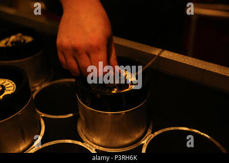 160726-M-ND832-005 Marine Corps base HAWAII, Hawaii (26 luglio 2016) - Un C-130 crewmaster con antenna Marine Refueler squadrone di trasporto 152 (indicativo di chiamata SUMO), Marine Aircraft Group 24, primo velivolo marino ala che supporta III Marine forza expeditionary, imposta timer sui razzi al Marine Corps base Hawaii, Hawaii, luglio 26, 2016. I marines stanno partecipando al bordo della Pacific 2016, una multinazionale di esercizio, dal 29 giugno al 8 agosto in e intorno alle isole hawaiane. Durante RIMPAC, VMGR-152 Membri di equipaggio sono responsabili per la preparazione di aeromobile per il volo, sul caricamento e alleggerendo il carico, e e Foto Stock
