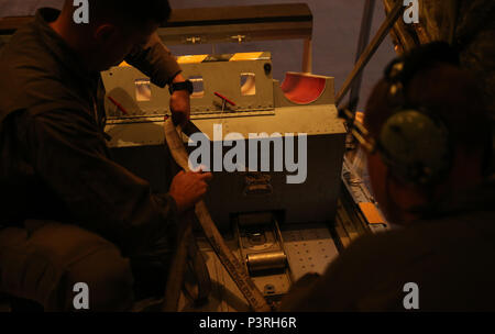 160726-M-ND832-014 Marine Corps base HAWAII, Hawaii (26 luglio 2016) - Sgt. Brian Surels installa una cremagliera che espelle flares oltre l'Oceano Pacifico al Marine Corps base Hawaii, Hawaii, luglio 26, 2016. Surels sta partecipando a bordo della Pacific 2016, una multinazionale di esercizio, dal 29 giugno al 8 agosto in e intorno alle isole hawaiane. Durante RIMPAC, Antenna Marine Refueler squadrone di trasporto 152 membri di equipaggio sono responsabili per la preparazione di aeromobile per il volo, onloading e alleggerendo il carico, e garantire la sicurezza dei passeggeri e gli altri membri dell'equipaggio. Surels, nativo di Round Rock, in Texas, è Foto Stock