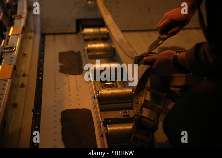 160726-M-ND832-010 Marine Corps base HAWAII, Hawaii (26 luglio 2016) - Un C-130 crewmaster con antenna Marine Refueler squadrone di trasporto 152 (indicativo di chiamata SUMO), Marine Aircraft Group 24, primo velivolo marino ala che supporta III Marine forza expeditionary, protegge il carico su un aereo a Marine Corps base Hawaii, Hawaii, luglio 26, 2016. I marines stanno partecipando al bordo della Pacific 2016, una multinazionale di esercizio, dal 29 giugno al 8 agosto in e intorno alle isole hawaiane. Durante RIMPAC, VMGR-152 Membri di equipaggio sono responsabili per la preparazione di aeromobile per il volo, sul caricamento e alleggerendo il carico Foto Stock