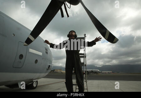 160726-M-ND832-008 Marine Corps base HAWAII, Hawaii (26 luglio 2016) - Lance Cpl. Philip Potter esegue la pre-controlli di volo su un C-130 al Marine Corps base Hawaii, Hawaii, luglio 26, 2016. Potter sta partecipando a bordo della Pacific 2016, una multinazionale di esercizio, dal 29 giugno al 8 agosto in e intorno alle isole hawaiane. Durante RIMPAC, Antenna Marine Refueler squadrone di trasporto 152 membri di equipaggio sono responsabili per la preparazione di aeromobile per il volo, onloading e alleggerendo il carico, e garantire la sicurezza dei passeggeri e gli altri membri dell'equipaggio. Potter, nativo di Kansas City, Missouri, è un crewmaster Foto Stock