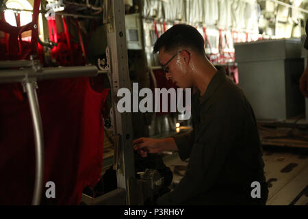 160726-M-ND832-012 Marine Corps base HAWAII, Hawaii (26 luglio 2016) - Lance Cpl. Kace Collins prepara un C-130 per essere caricato con carico al Marine Corps base Hawaii, Hawaii, luglio 26, 2016. Collins è che partecipano a bordo della Pacific 2016, una multinazionale di esercizio, dal 29 giugno al 8 agosto in e intorno alle isole hawaiane. Durante RIMPAC, Antenna Marine Refueler squadrone di trasporto 152 membri di equipaggio sono responsabili per la preparazione di aeromobile per il volo, onloading e alleggerendo il carico, e garantire la sicurezza dei passeggeri e gli altri membri dell'equipaggio. Collins, nativo di Fountain Hills, Arizona, è un crewm Foto Stock
