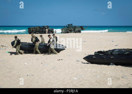 160718-N-DQ840-224 PALMACHIM BEACH, Israele (18 luglio 2016) Marinai e Marines il trasporto di piccole imbarcazioni e veicoli sulla spiaggia durante le operazioni anfibie con il trasporto anfibio dock nave USS San Antonio (LPD 17) e Forze di Difesa Israeliane Luglio 18, 2016. San Antonio è in conduzione esercizio nobile Shirley 16 con le Forze di Difesa Israeliane come parte degli Stati Uniti Sesta flotta teatro della cooperazione in materia di sicurezza gli sforzi. (U.S. Foto di Marina di Massa lo specialista di comunicazione 2a classe Adam Austin/rilasciato) Foto Stock