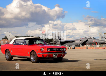 Un 1965 Ford Mustang Convertible siede sul display per le ali e le ruote 2016 at Royal Air Force Lakenheath, Inghilterra luglio 2. La manifestazione si è svolta dalla 48th Fighter Wing nella celebrazione di indipendenza americana giorno. (U.S. Air Force photo/ Tech. Sgt. Matteo Plew) Foto Stock